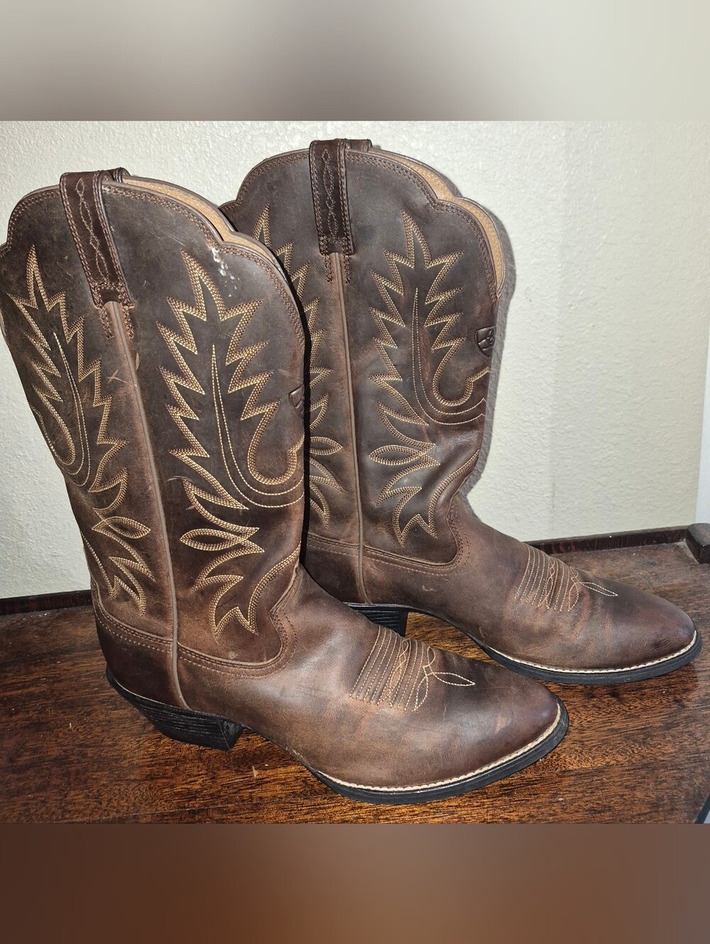 Ariat Heritage R-Toe Western Boots in distressed brown leather, Women's Size 9.5